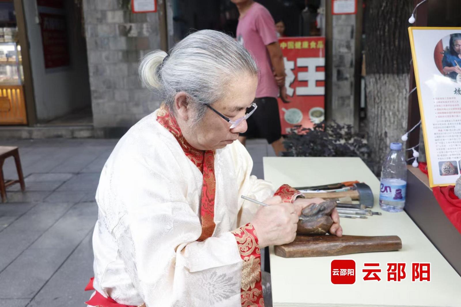 匠心绽放国字号殿堂 邵阳非遗传承人杨石生竹雕作品获国家级双证插图3