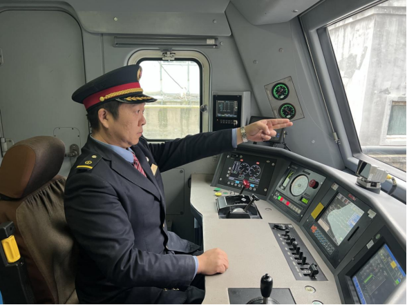 让“津旅时光”成为百姓“幸福时光”——清明坚守铁道线 旅客安心踏归途插图