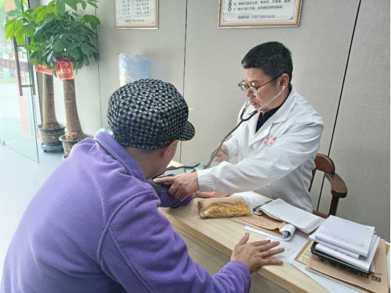 针刀承岐黄 仁心暖乡邻——记邵阳五行中医诊所退役军医李宁林_商业头条网