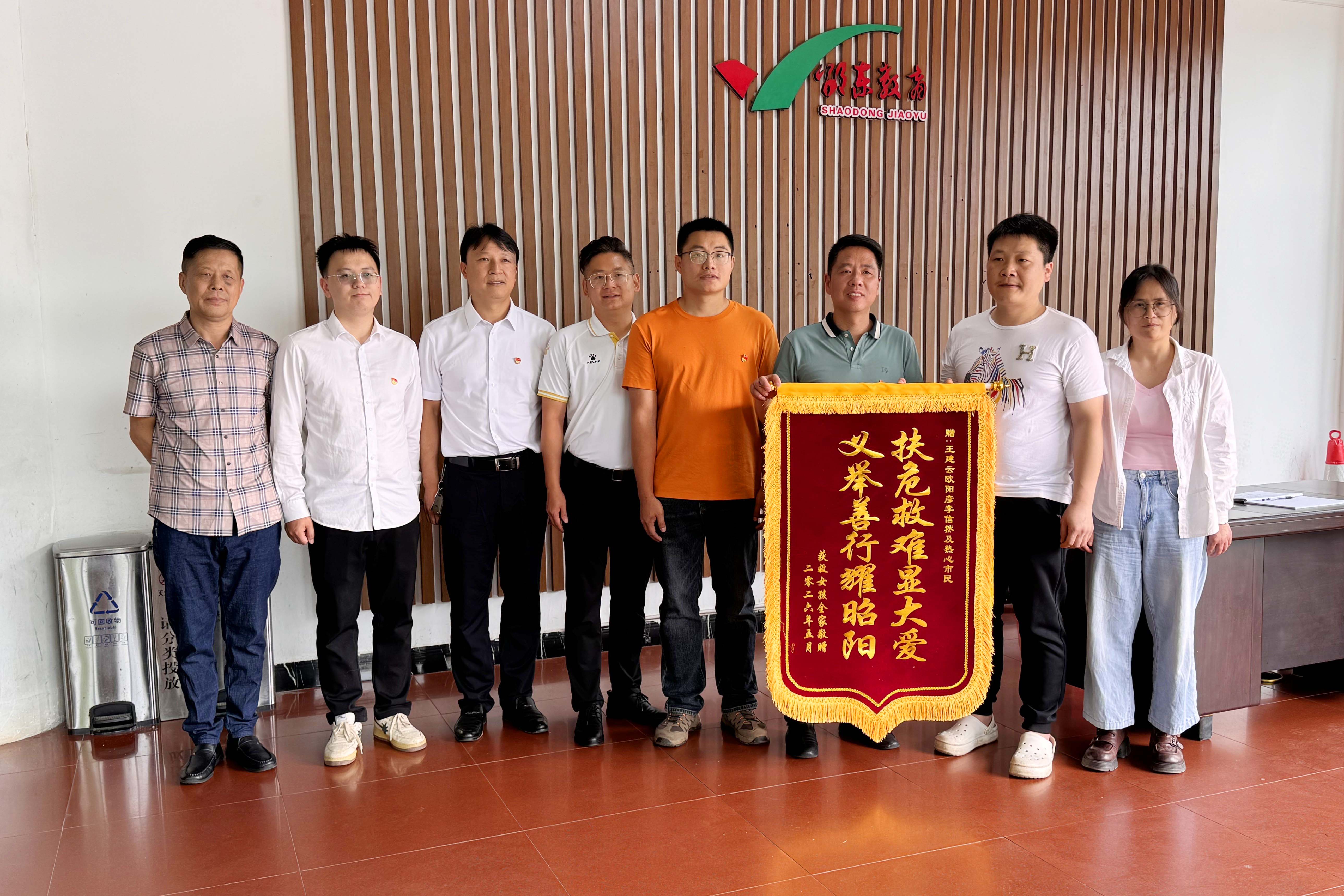 危难时刻显担当 王建云、欧阳彦、李信然接力抢救坠落女童传佳话_商业头条网