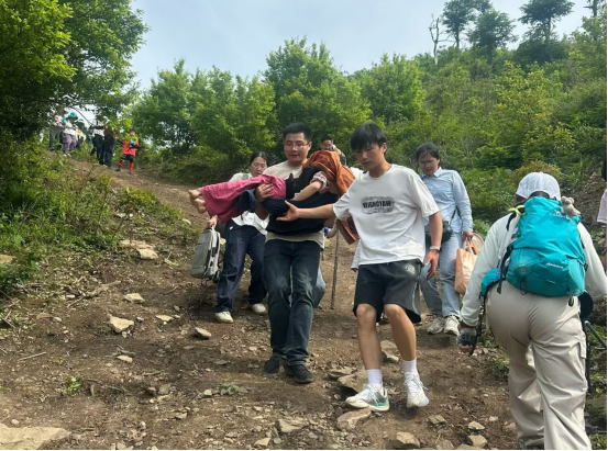 危难时刻显担当 王建云、欧阳彦、李信然接力抢救坠落女童传佳话插图1