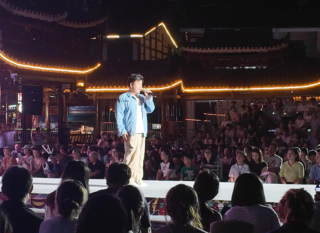 隆回籍音乐人黄杰亮相贵州“村T”舞台 以流行曲风唱响家乡情怀-1 隆回籍音乐人黄杰亮相贵州“村T”舞台 以流行曲风唱响家乡情怀-1