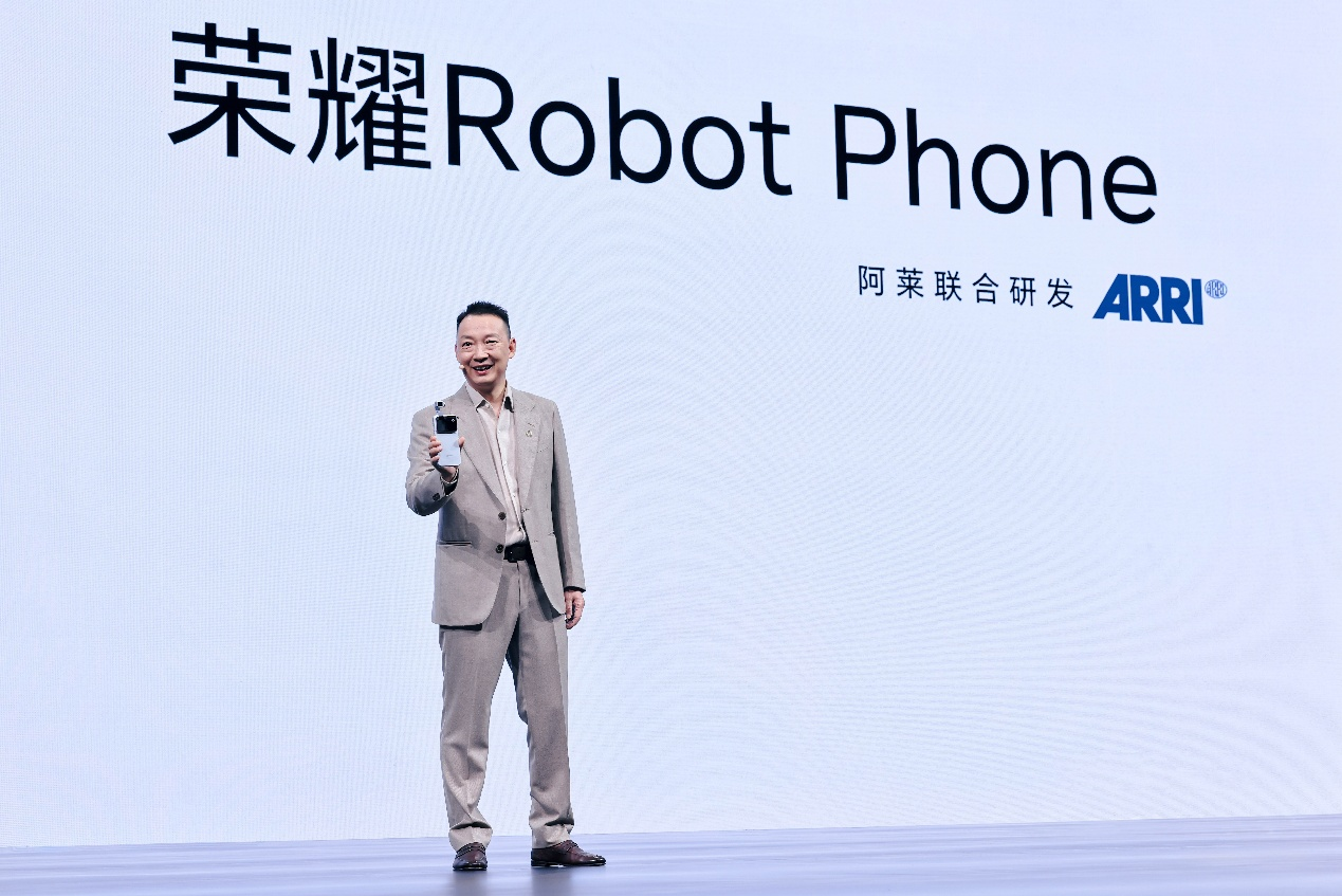 荣耀CEO李健介绍RobotPhone。受访者供图