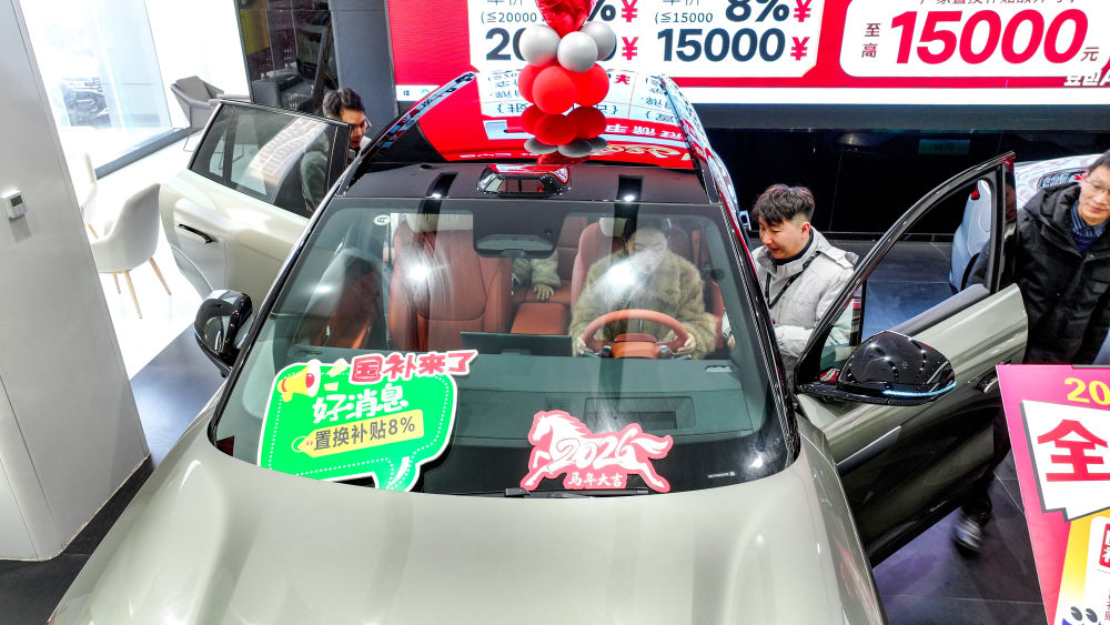 2026年1月9日,消费者在江西省南昌市青云谱区三家店街道一品牌汽车4S店内试驾。新华社发(鲍赣生摄)