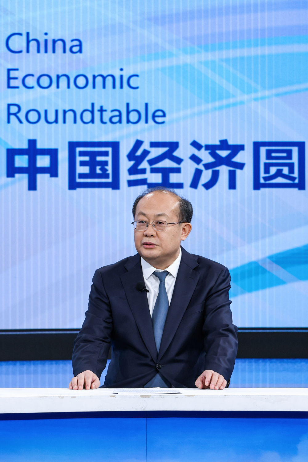 山东省文化和旅游厅副厅长张卫华在第三十七期“中国经济圆桌会”大型全媒体访谈节目录制现场发言。新华社记者 张帆 摄