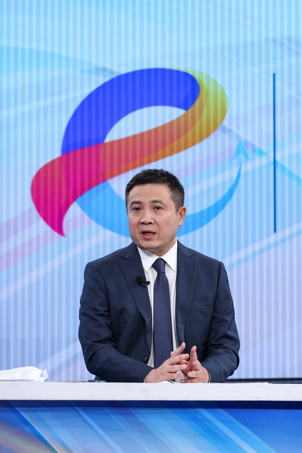 商务部国际贸易经济合作研究院副院长林健在第三十七期“中国经济圆桌会”大型全媒体访谈节目录制现场发言。新华社记者 张帆 摄