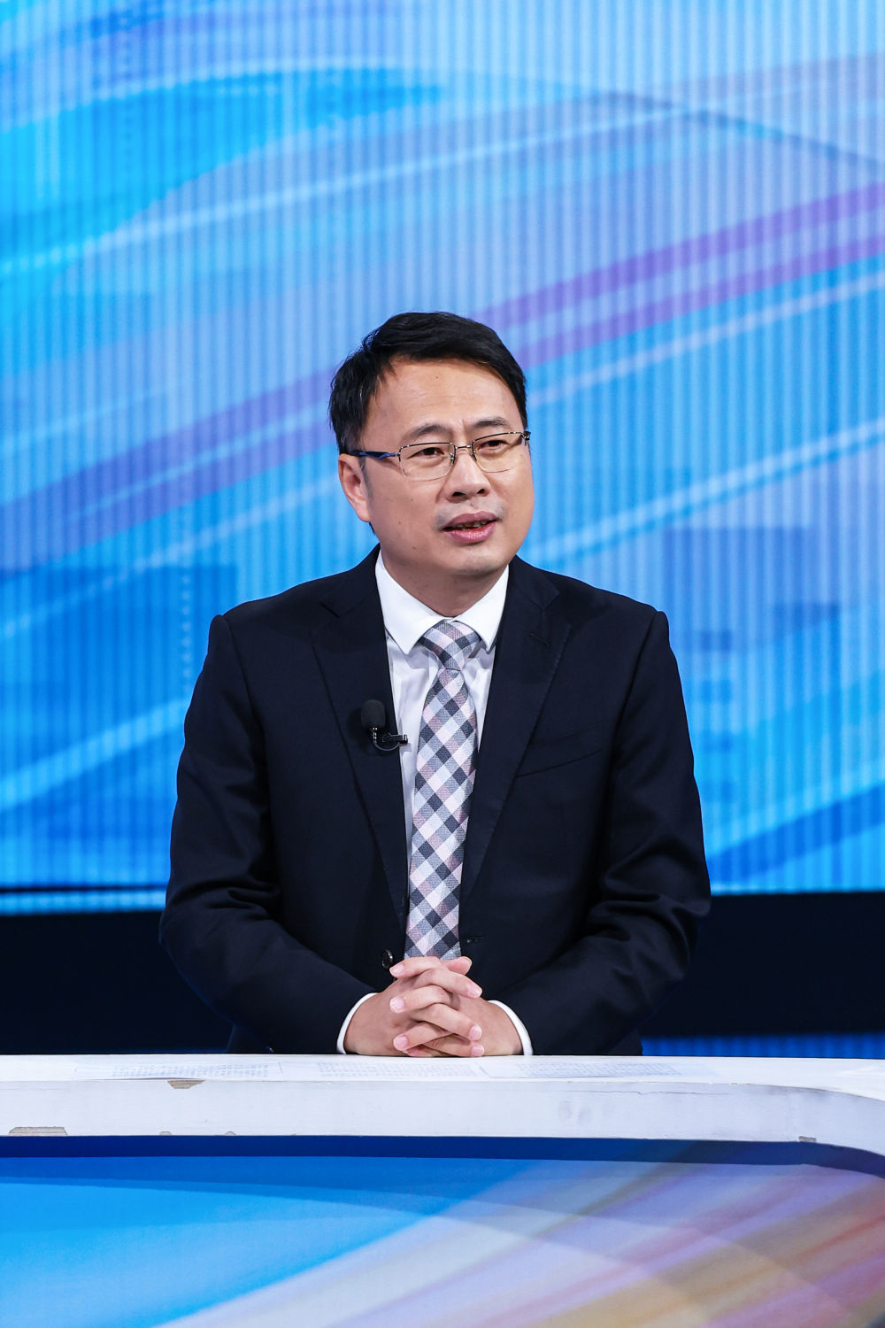 厦门国际邮轮母港集团有限公司董事长陈春晖在第三十七期“中国经济圆桌会”大型全媒体访谈节目录制现场发言。新华社记者 张帆 摄
