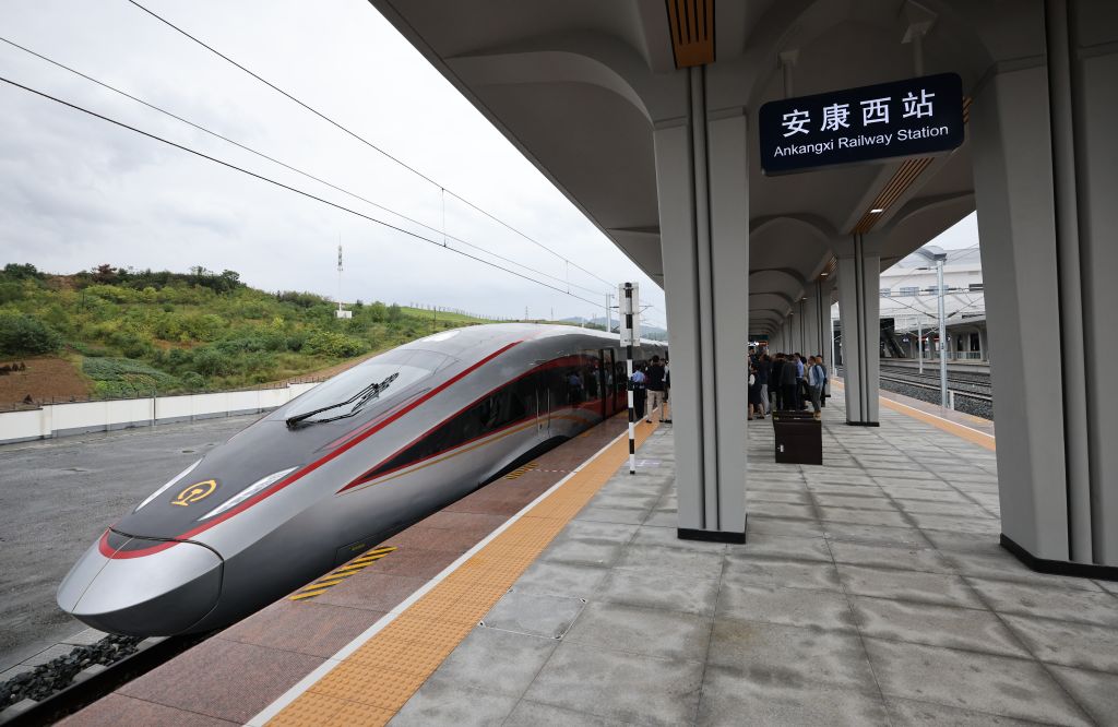 9月28日,西康高铁G9997次首发列车抵达安康西站。新华社记者 李一博 摄