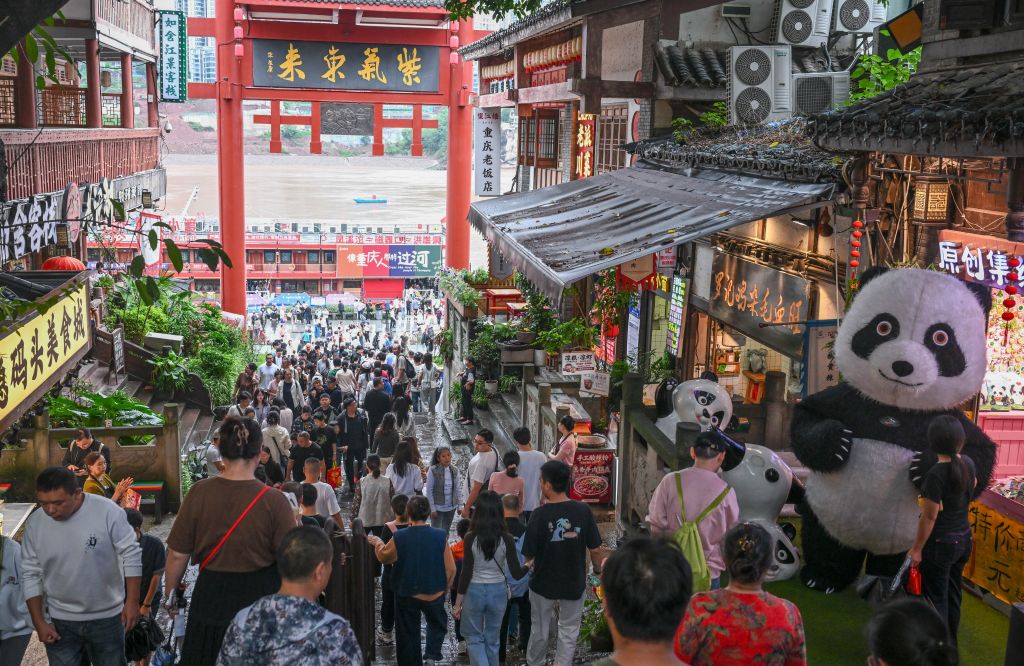 10月3日,游客在重庆磁器口古镇参观游览。新华社记者 陈诚 摄