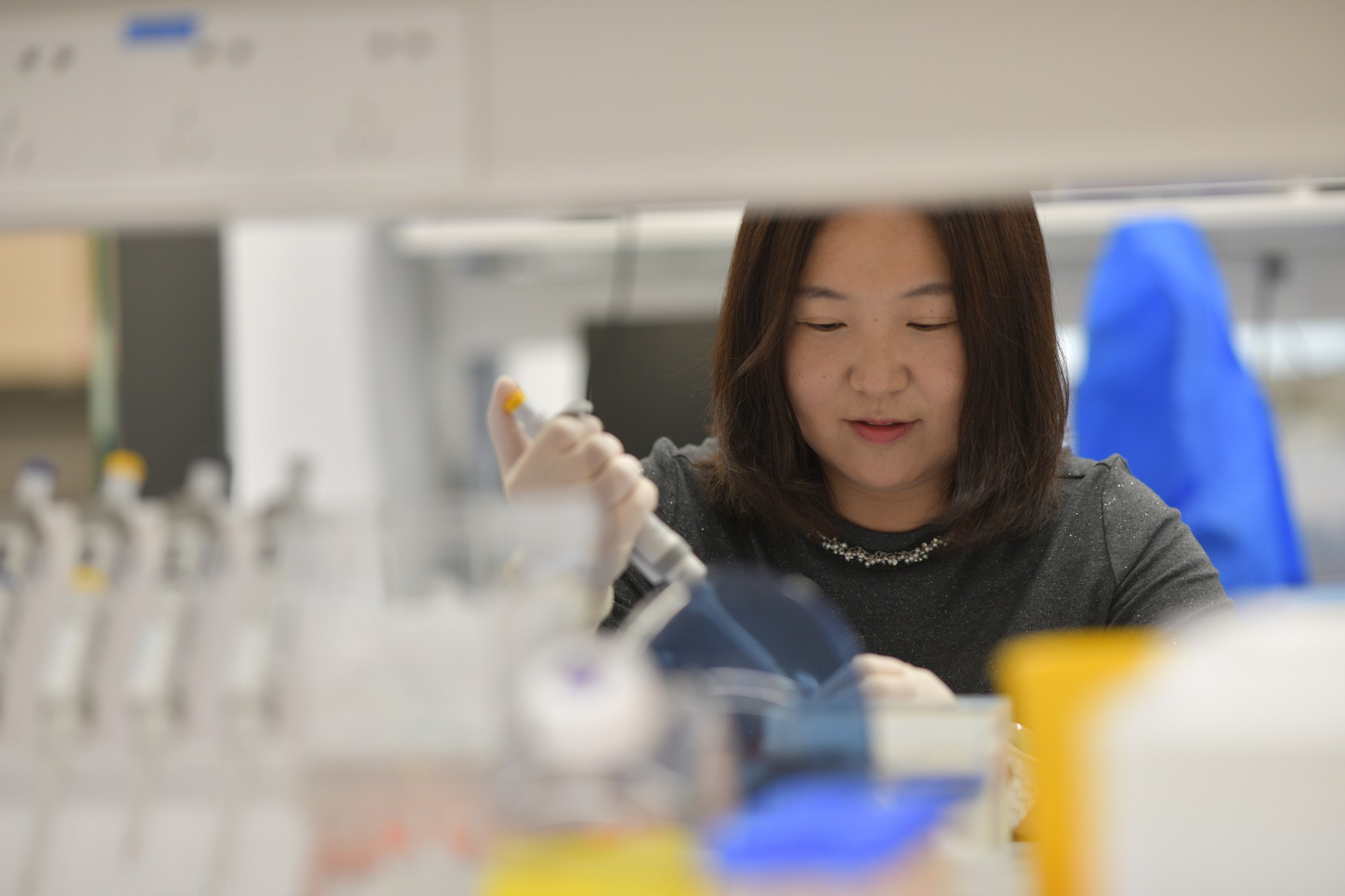 潘孝敬研究员工作照。深圳医学科学院供图
